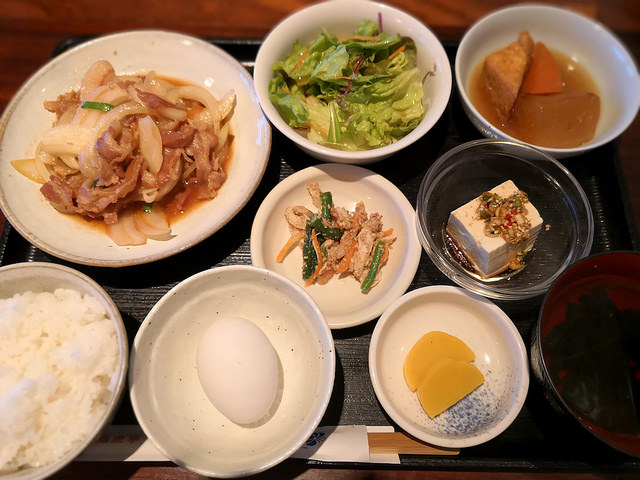 【白金】韓国家庭料理 はな＠古民家風の落ち着く店内。小鉢がたくさんついてくる満足ランチ。