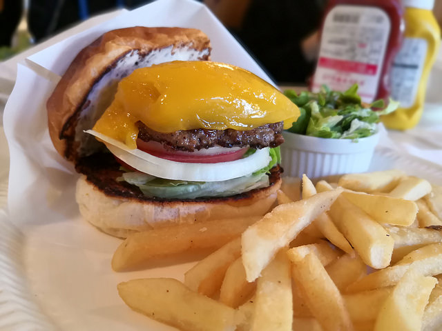 【白金】バーガーマニア＠白金限定マンゴーバーガーでランチ。