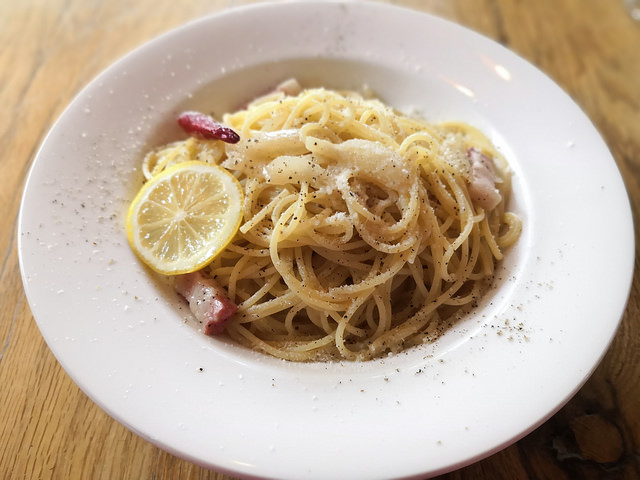 【白金】アーヴィング プレイス ＠3Fに上がると緑がまぶしいおしゃれカフェ。ワンコもOK