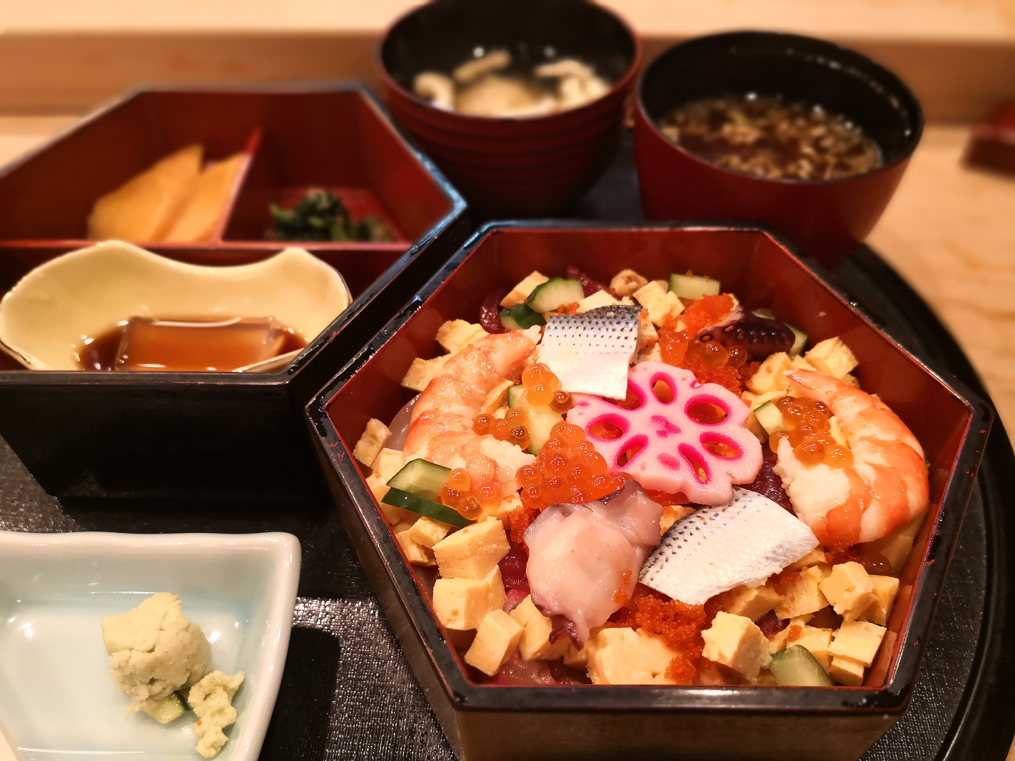 【白金】白金台すし兆＠街の気のいいお寿司屋さんでいただく、おまぜというばらちらし。