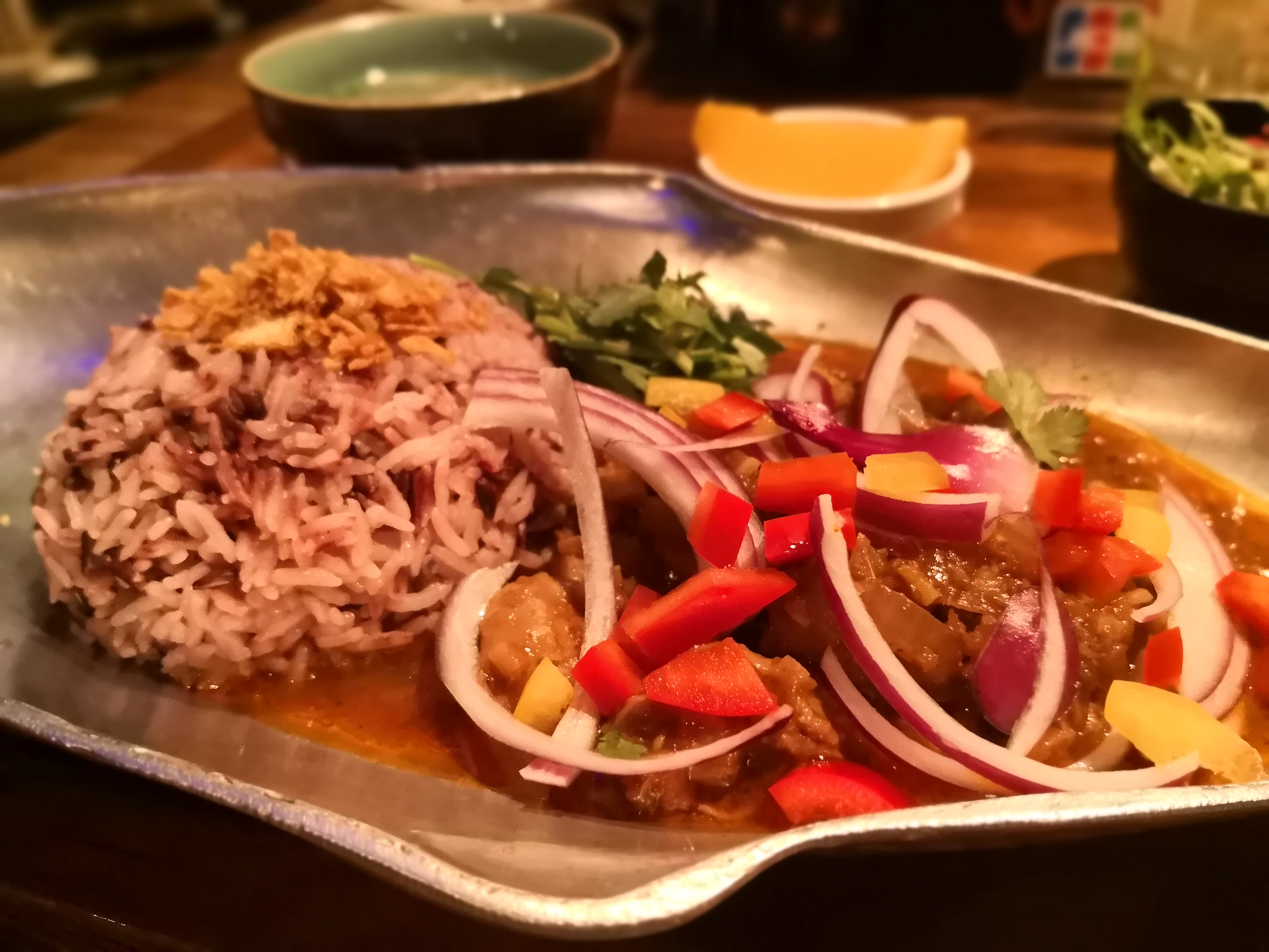 【五反田】アジアンバル プエルト＠スポーツバーのようなバルでミャンマー薬膳カレーを！