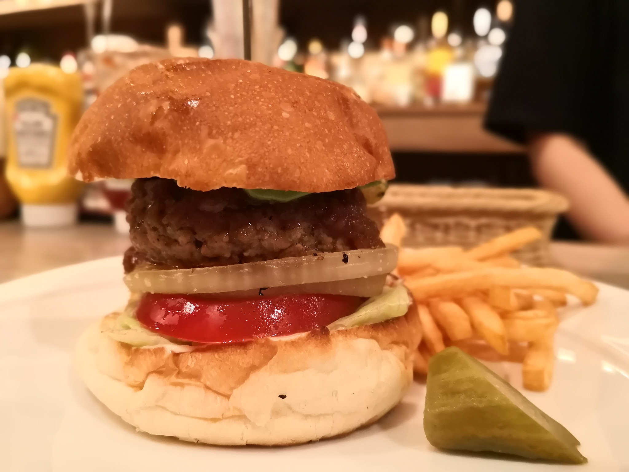 【五反田】スナッチ＠雑居ビルのバーでいただくジューシーな絶品ハンバーガー。