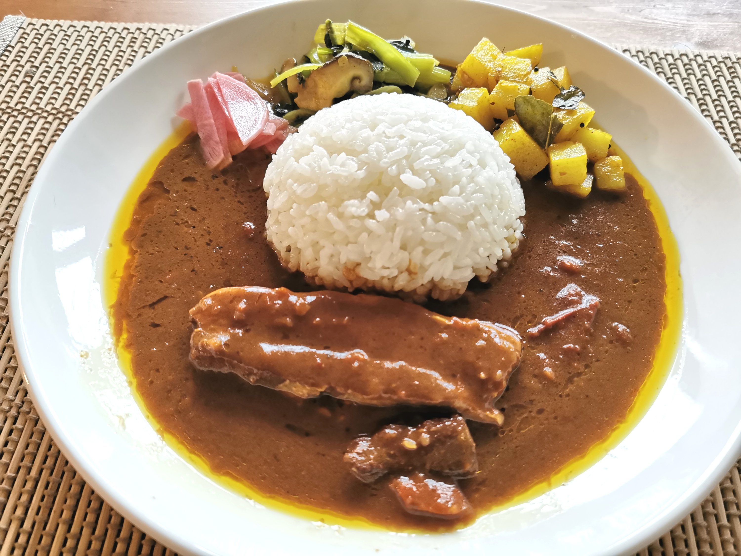 【お取り寄せPR】ごろごろ肉カレー 豚バラ＠たっぷりの一枚肉が90g。食べ応えタップリのお肉屋さんカレー。