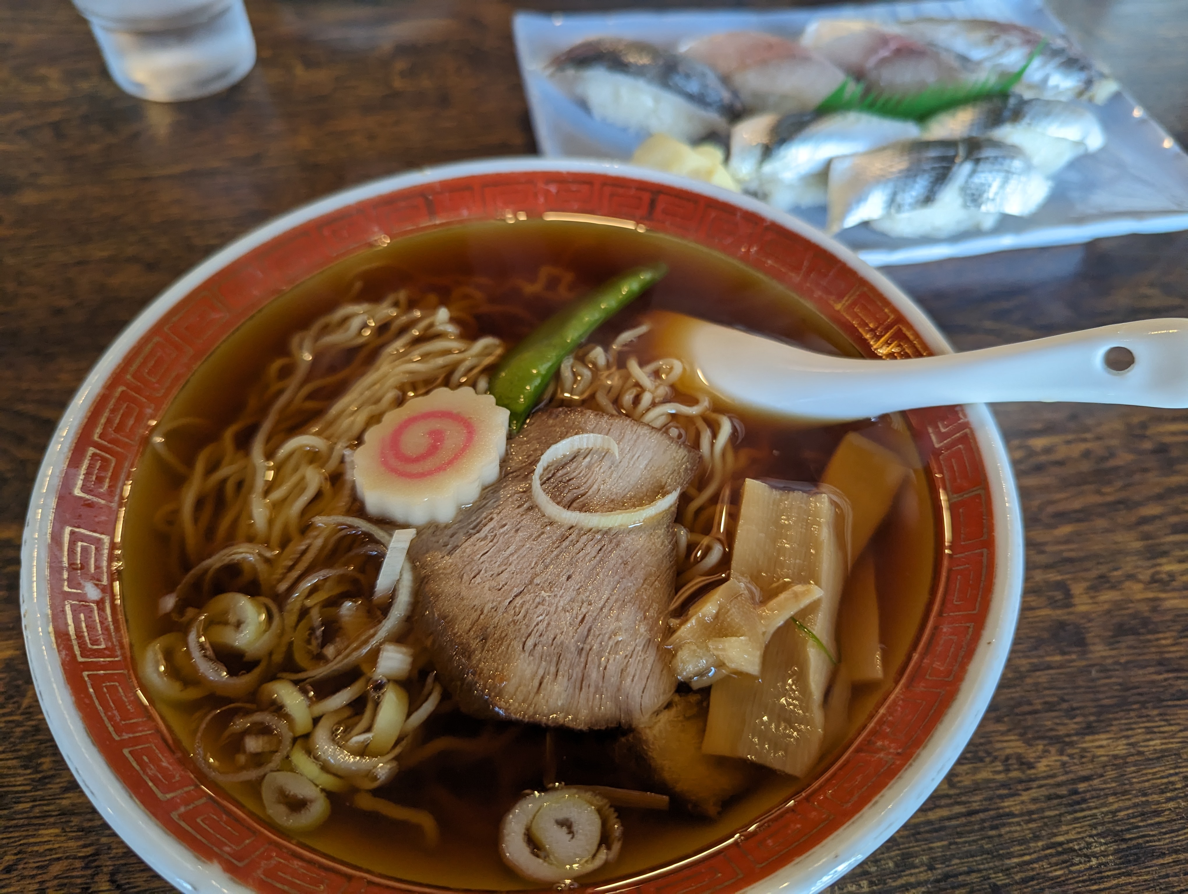 【北鎌倉】新とみ＠昭和レトロな店内で、昔なからのラーメンと握り寿司がいただける。