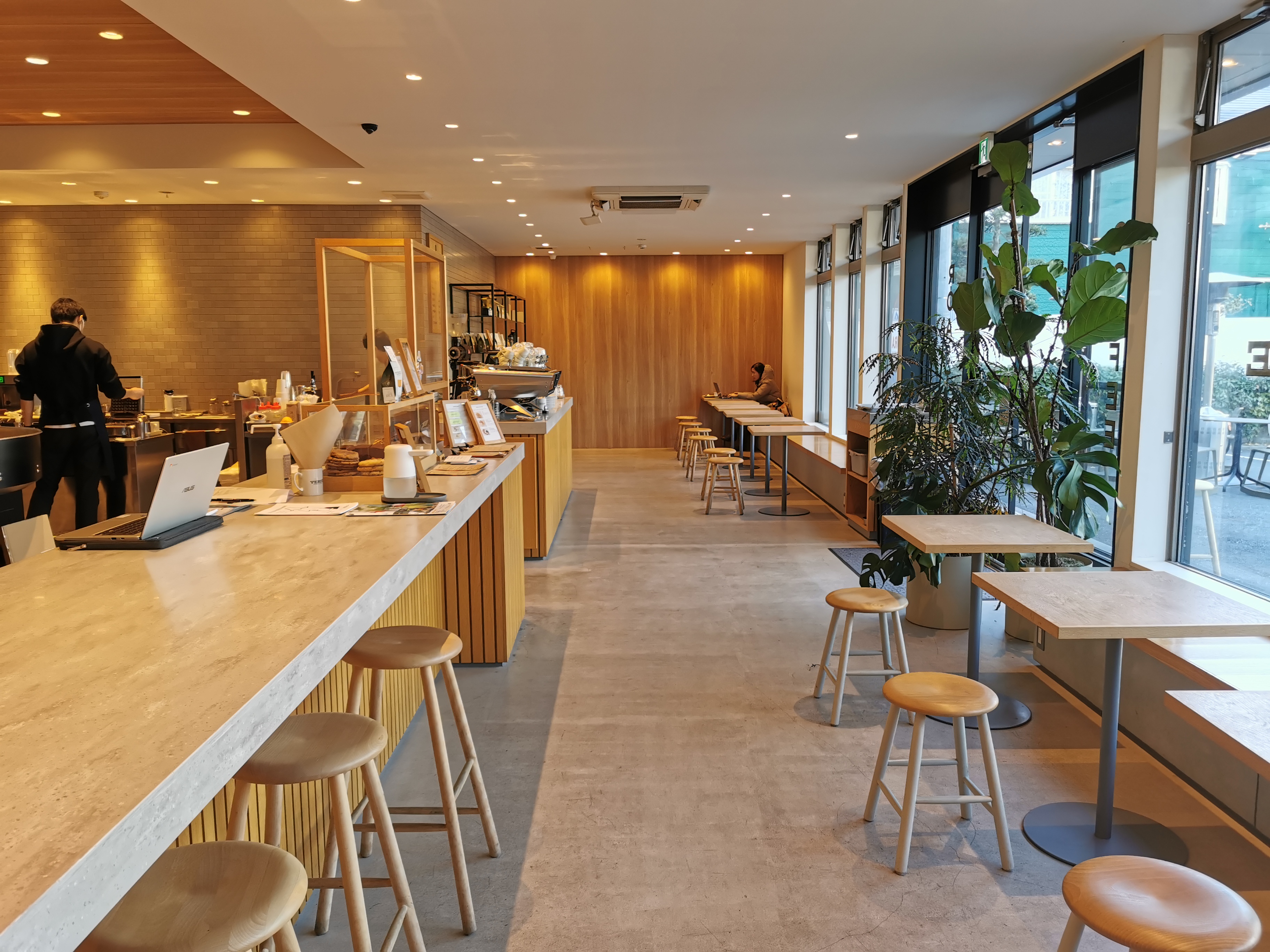 【北鎌倉】ヴァーヴ コーヒーロースターズ＠自然を感じる開放的なおしゃれな空間で、こだわりのコーヒー＆スイーツを楽しめる。