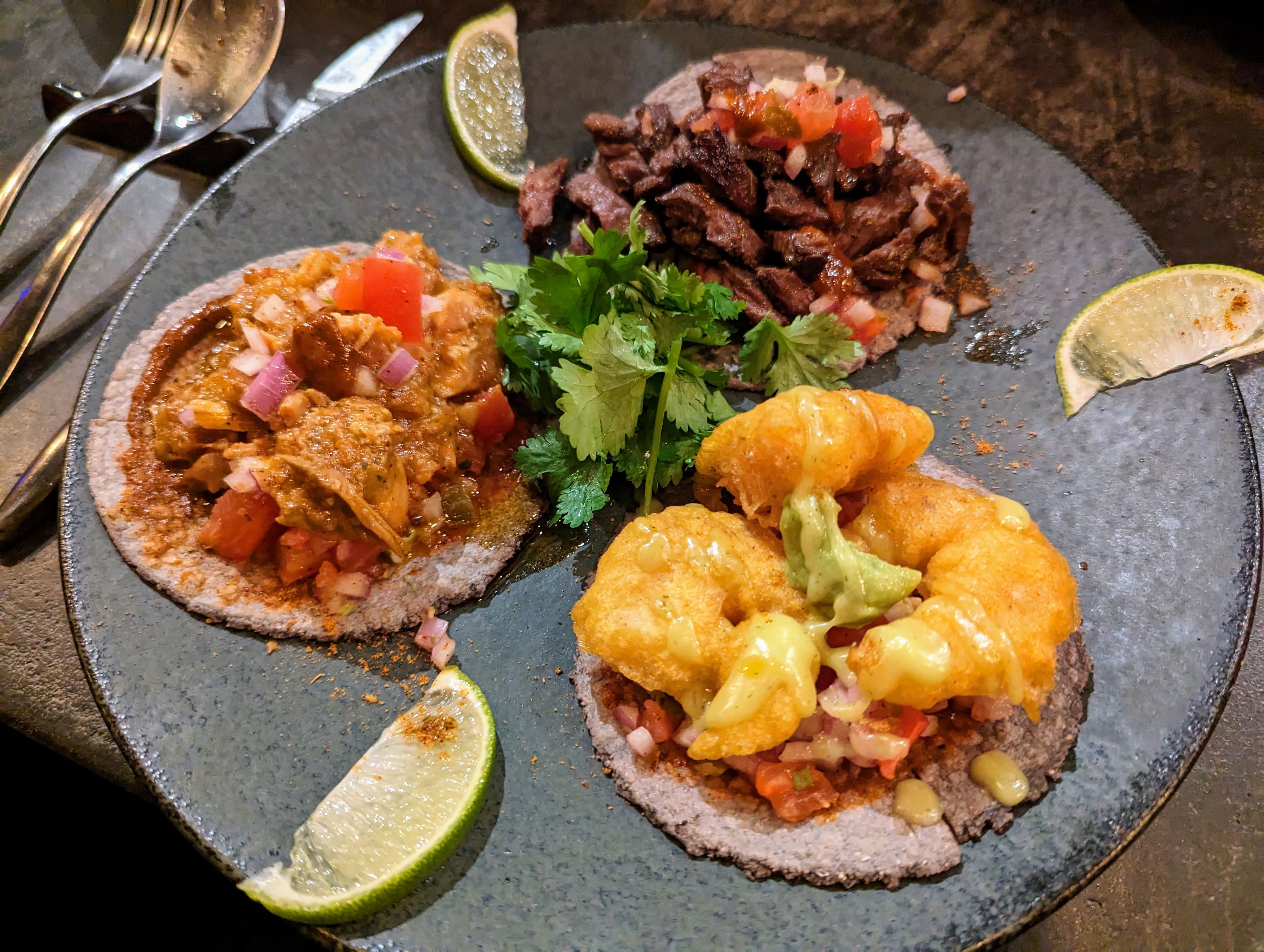 【鎌倉】23（ニジュウサン）＠ビストロベースの華やかタコス。見た目も味もバッチリ！